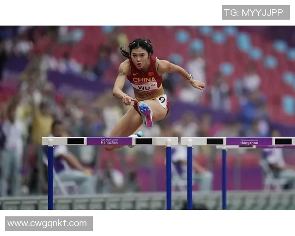 打败吴艳妮后，刘景扬穿戴旧鞋上台领奖，回头就捐了悉数70万奖金